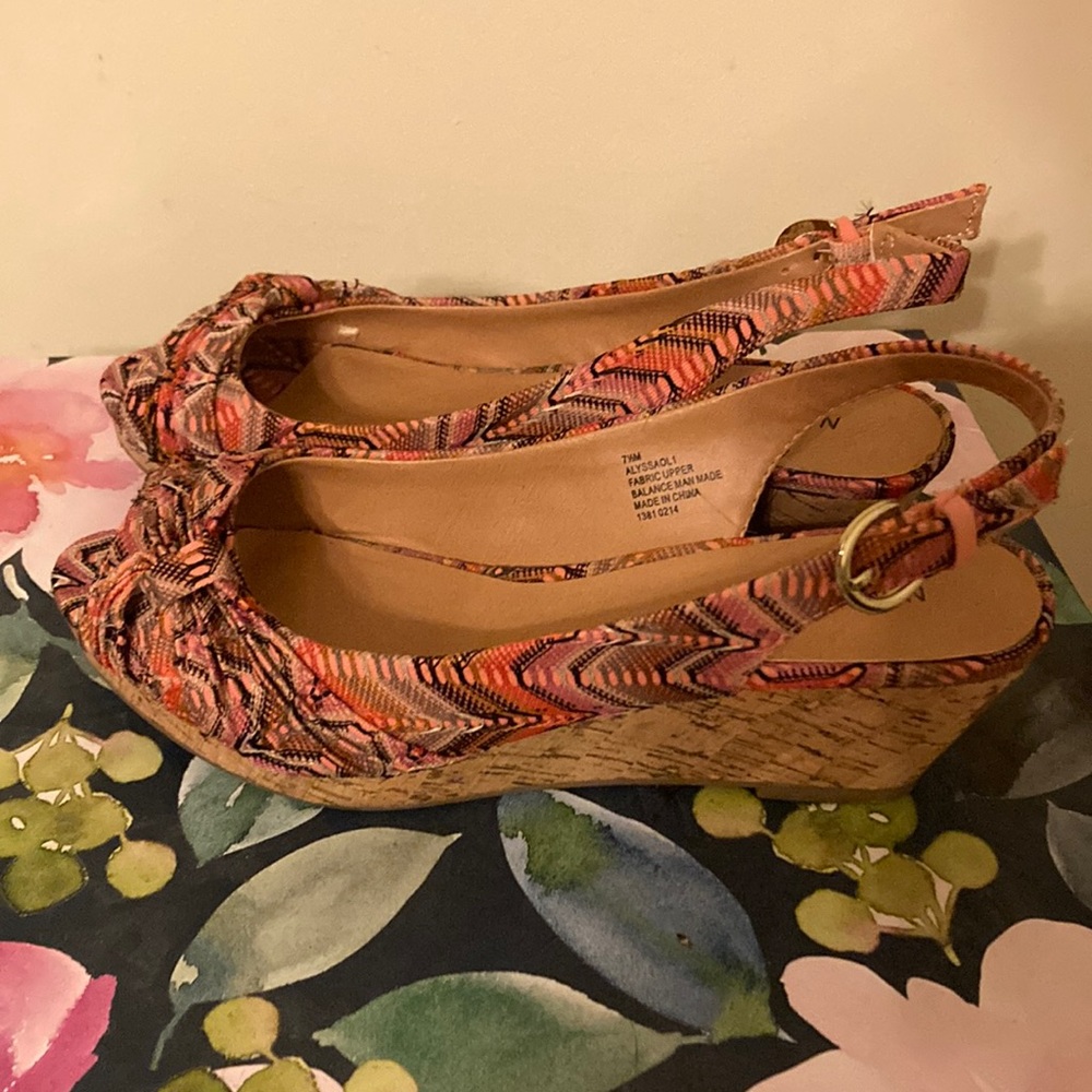 Nine west pink and black patterned wedge shoe
